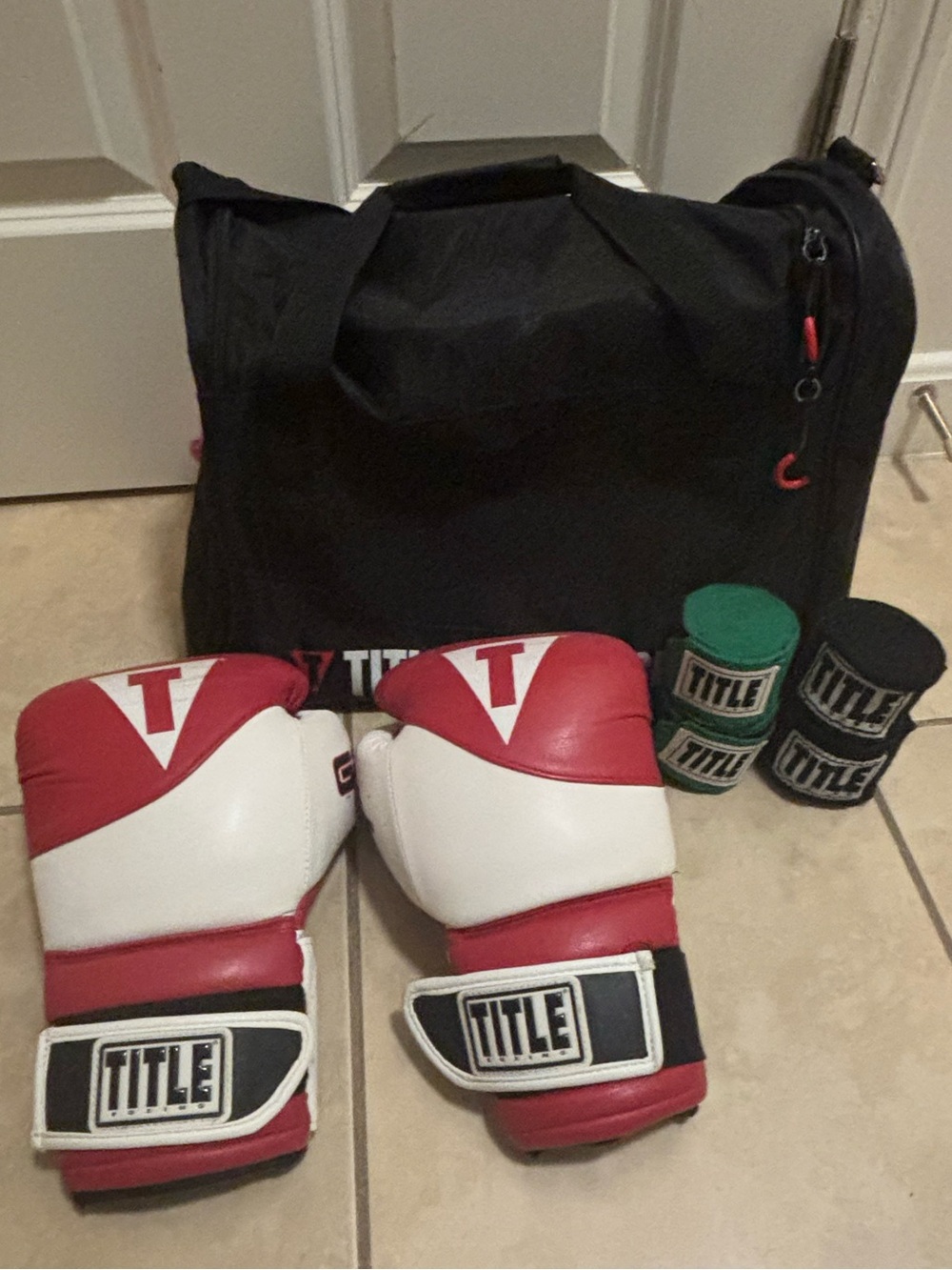 LEATHER TITLE  GEL Boxing gloves with 2 sets of wraps & duffel bag all flawless
